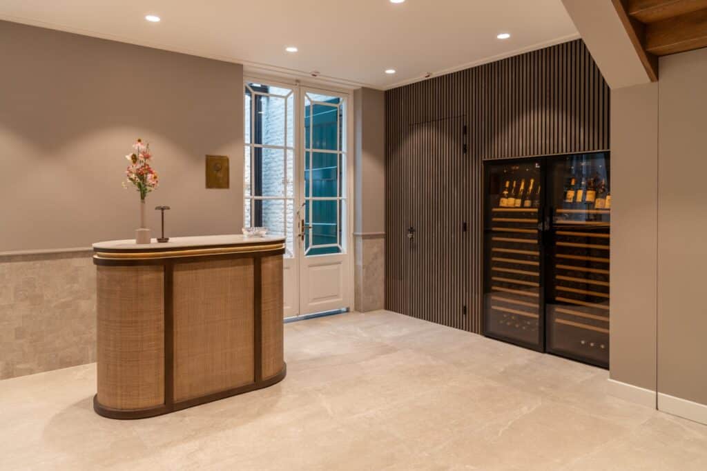 Pure wijnkasten in Kasteel Steenenburg, The Art of Living magazine – Fotografie: Youki Kwinten